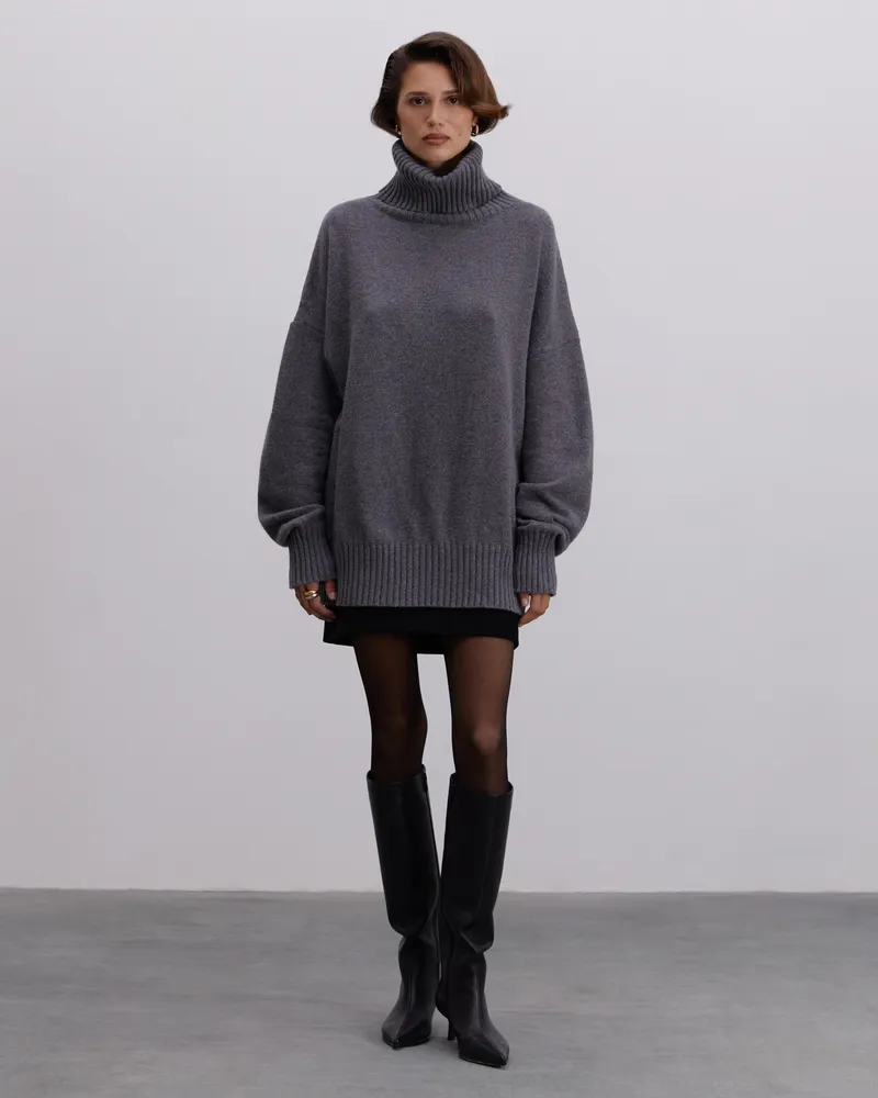 Свитер из шерсти с высоким воротником серый
