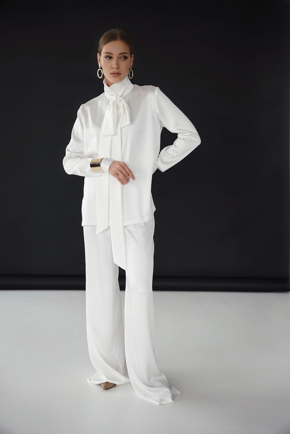 Блуза из обнимающего шелка в жемчужном