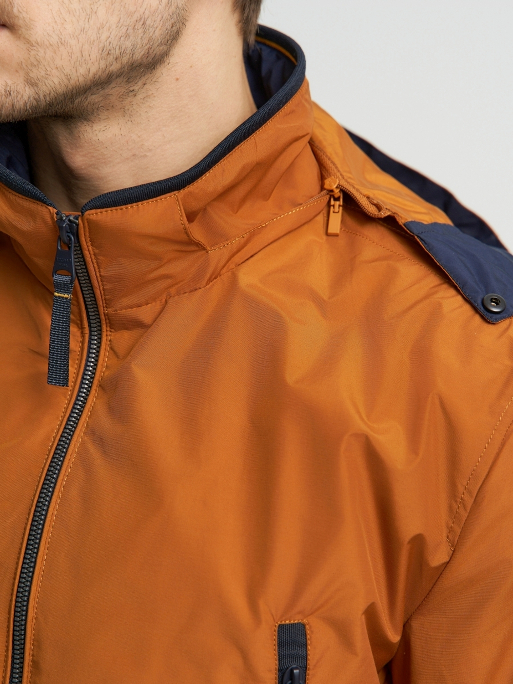 Мужская спортивная ветровка с капюшоном на резинке цвета терракот