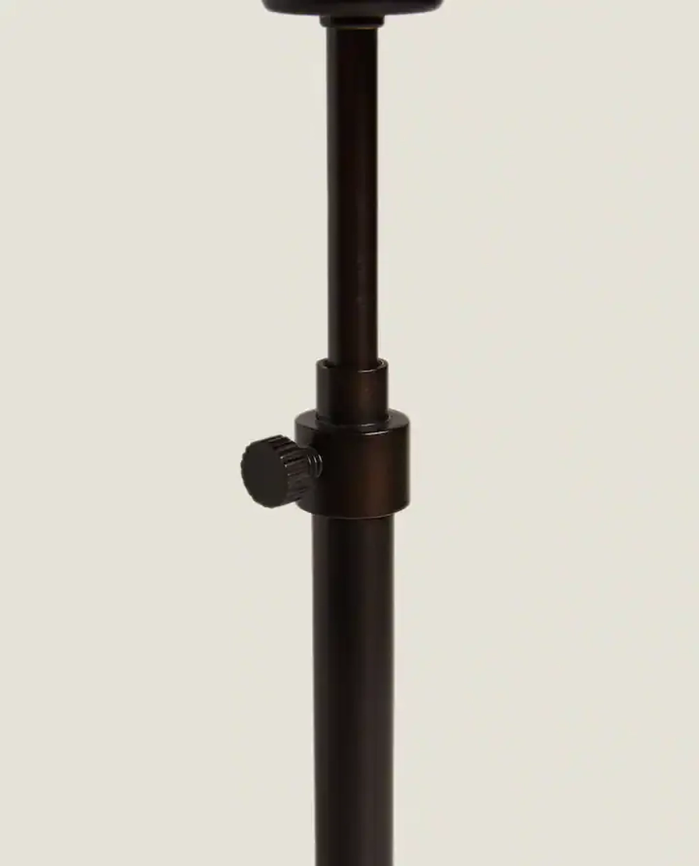 ZARA HOME НАСТОЛЬНАЯ ЛАМПА С МЕТАЛЛИЧЕСКИМ ОСНОВАНИЕМ