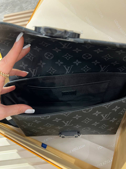 Сумка-мессенджер Louis Vuitton