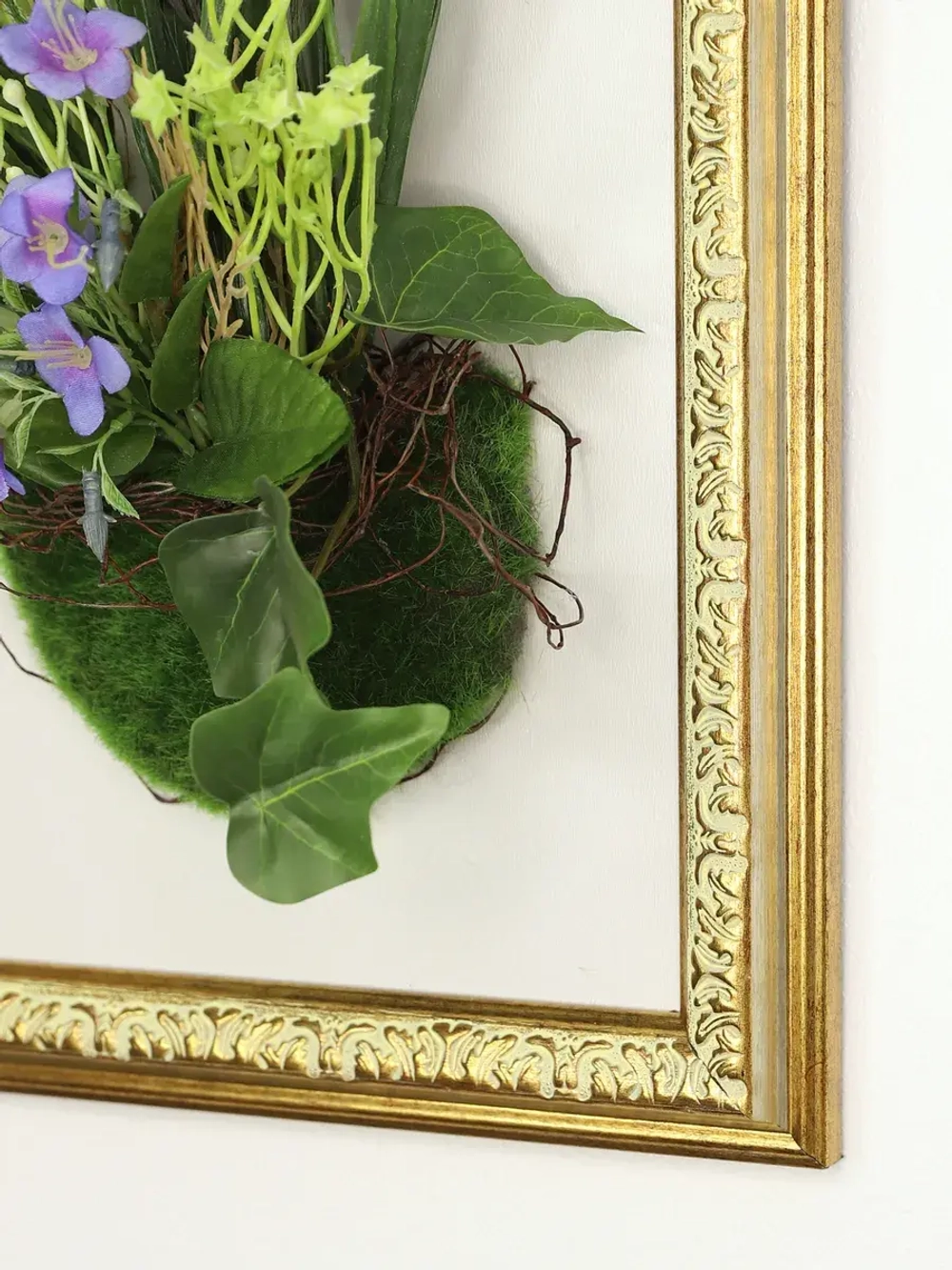 Искусственные цветы в багетной раме для декора