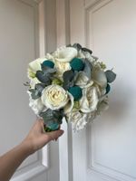 Свадебный букет из калл, одноголовых роз, краспедии и лизиантуса