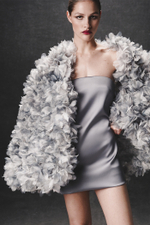 Кейп объемный с отделкой из цветов