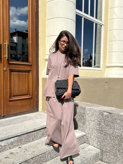 Костюм с обьемной футболкой в цвете мокко