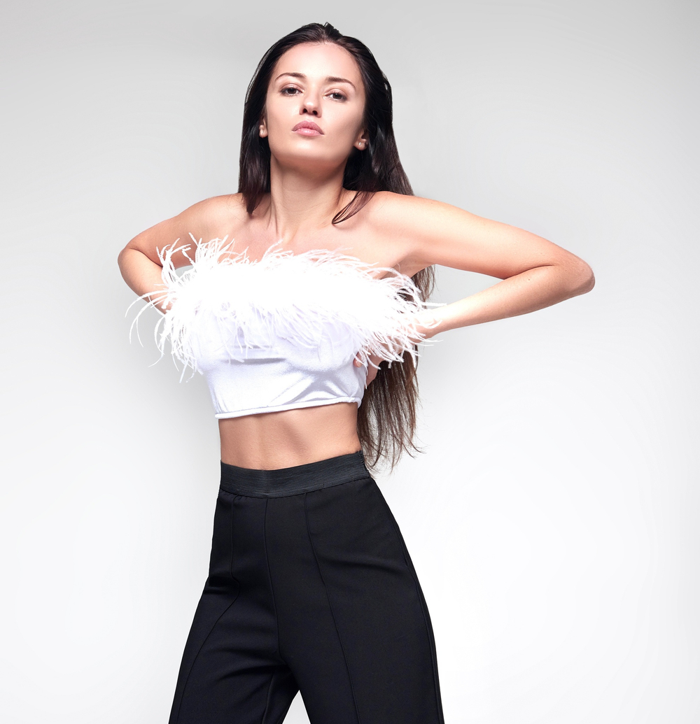 Топ из бархата с перьями