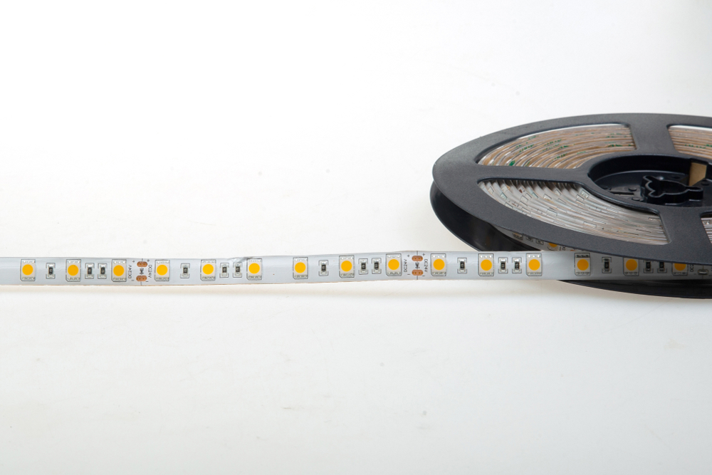 Лента светодиодная SMD тёпло-белая DC24V 14, 4W/m 3000K 1080Lm/m 60д/м CRI>95 IP65,  упаковка 5 метров,  ширина 10мм,  высота 2мм,  самоклейкая