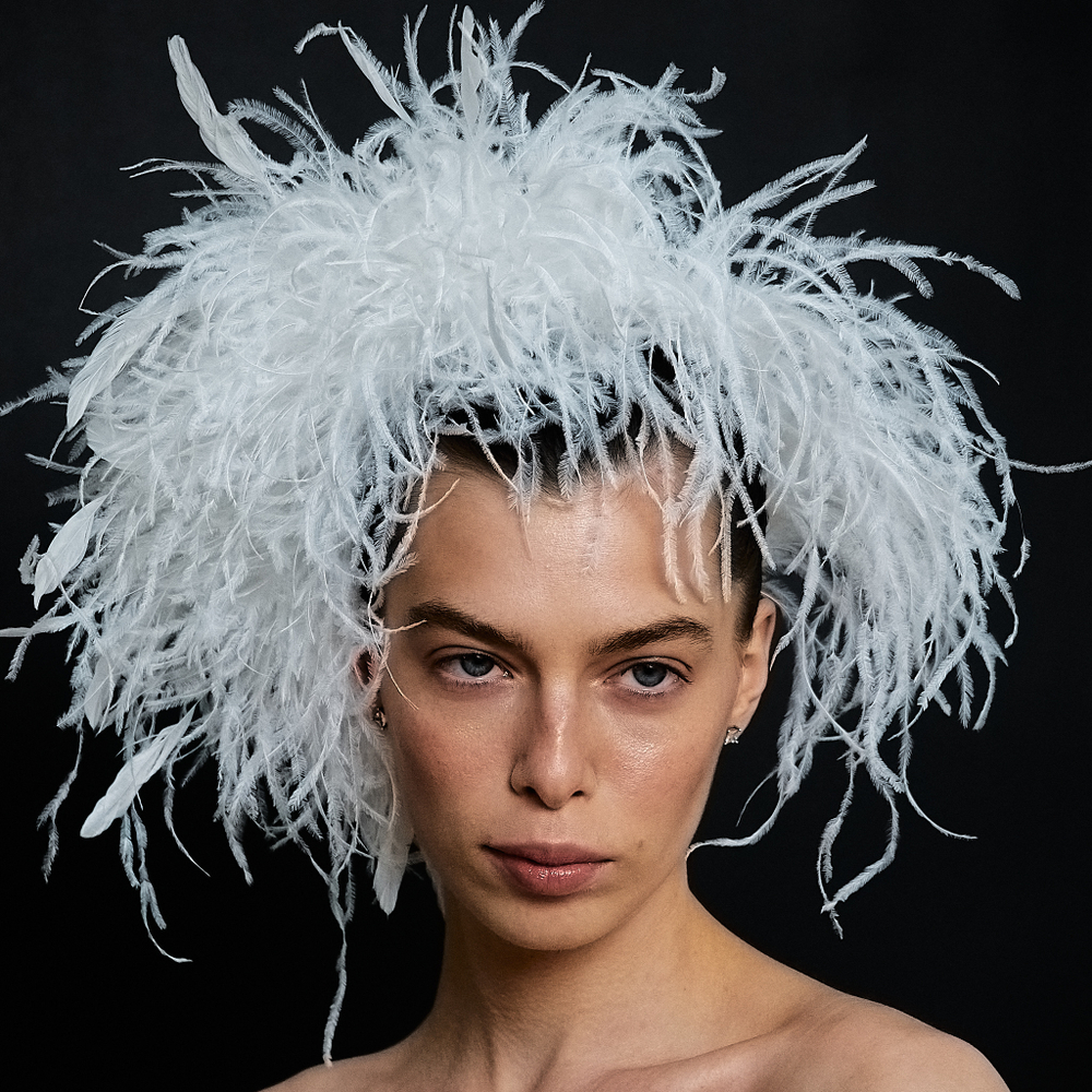Ободок из белых страусиных перьев