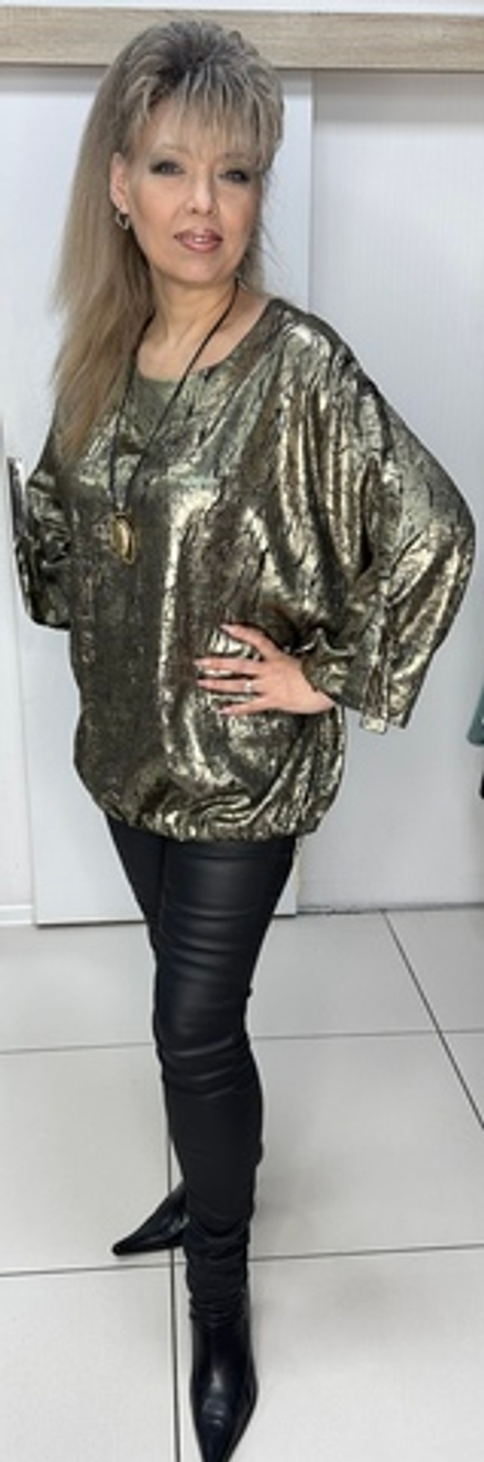 Нарядный блузон-туника с подвеской в золотом цвете