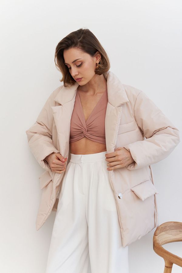 Куртка-пиджак на поясе цвета экрю