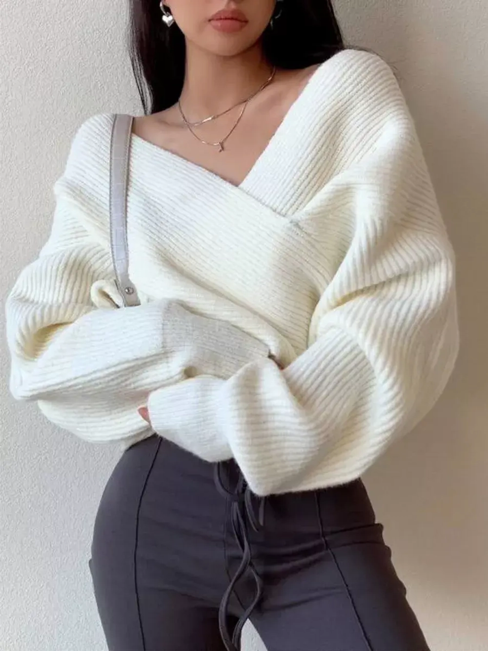 Свитер вязаный с открытыми плечами