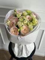 Букет сборный из кустовых пионовидных роз, лизиантуса и диантусов