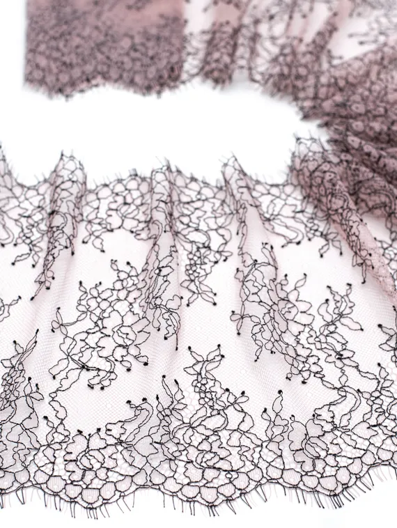 01-11 Кружево шантильи 23 см, пудра/черный