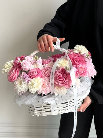Цветочная корзина в розовых оттенках размер M