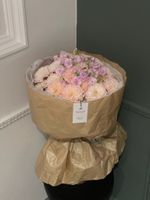 Авторский букет из хризантемы в персиковом оттенке и маттиолы