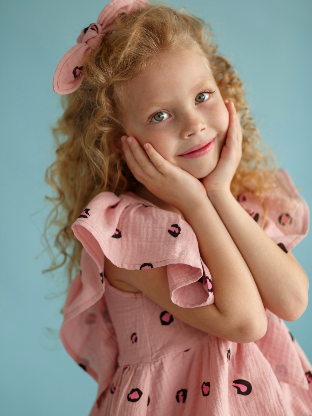 Платье из муслина «Розовый лео» с резинкой для волос в комплекте