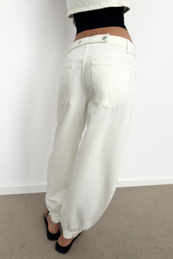 ZARA ДЖИНСЫ TRF BALLON СО СРЕДНЕЙ ПОСАДКОЙ И ПЕТЛЕЙ, БЕЛЫЙ