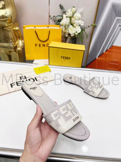 Шлепанцы Fendi Signature светло-серого цвета