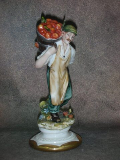 Статуэтка. Фарфор. Мужчина с корзиной яблок. Capodimonte. Италия