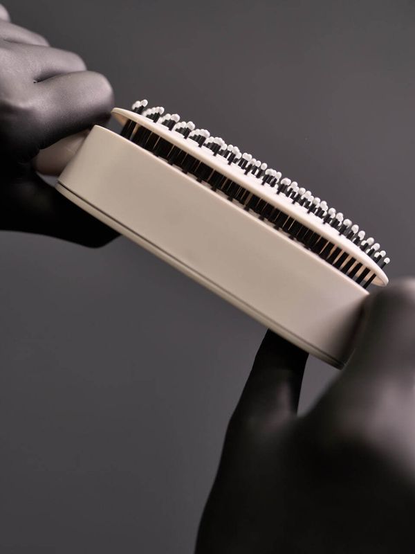 Самоочищающаяся расческа с кнопкой