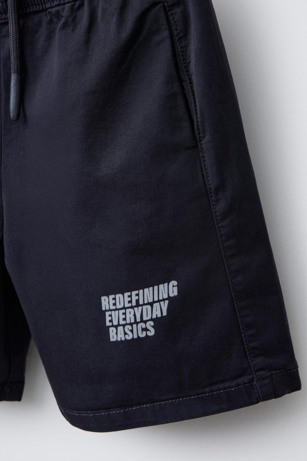 ZARA ШОРТЫ-БЕРМУДЫ ИЗ ВЫСОКОТЕХНОЛОГИЧНОЙ ТКАНИ С НАДПИСЬЮ, АНТРАЦИТОВО-СЕРЫЙ