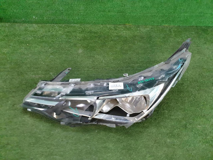 Битая Фара левая Toyota Corolla E160 15-19 галоген