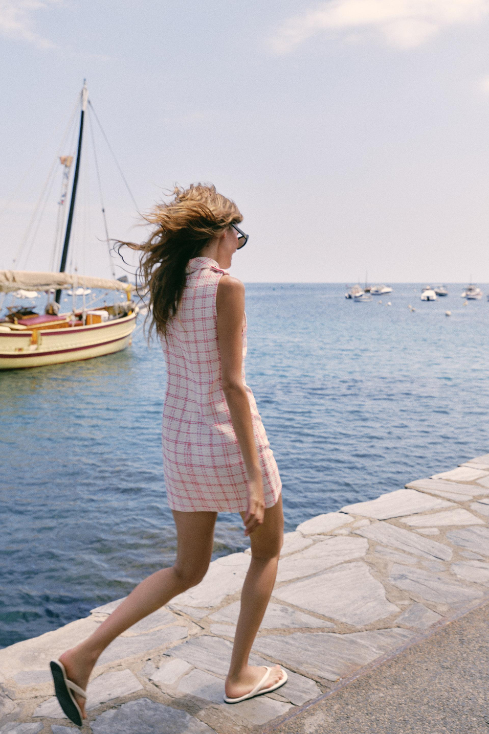 ZARA КОРОТКОЕ ПЛАТЬЕ ИЗ РЕЛЬЕФНОЙ ТКАНИ, БЕЛЫЙ/РОЗОВЫЙ