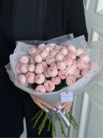 Букет из кустовой пионовидной розы в матовой пленке