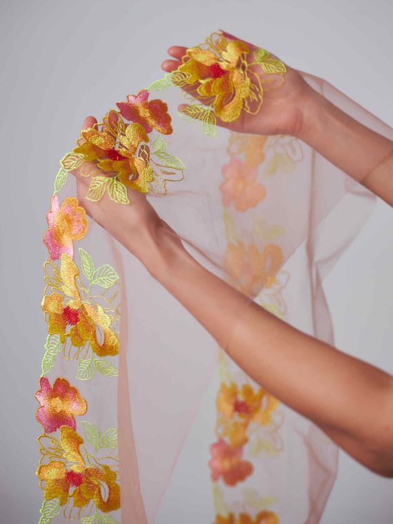 05-158 Вышивка на неэл. сетке 22 см, бежевый/желтый/салатовый (левая)