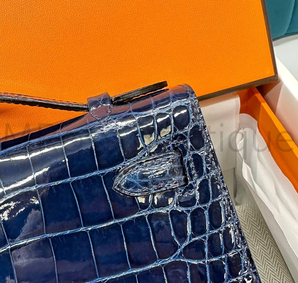 Сумка Hermes Kelly Pochette из глянцевой крокодильей кожи темно-синяя