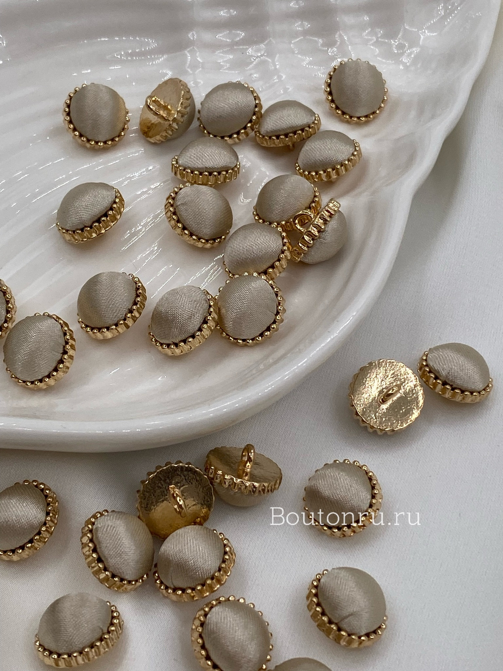 Пуговицы  на ножке атласные бежевые