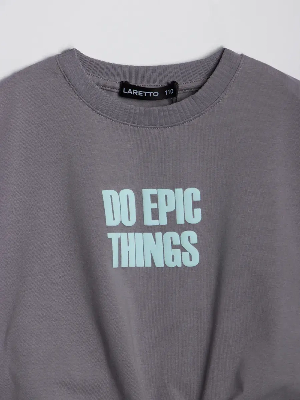 Серый костюм для девочки на лето