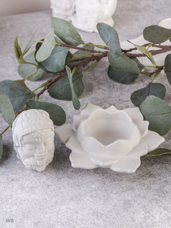 Статуэтка Ганеша и лотос на подносе