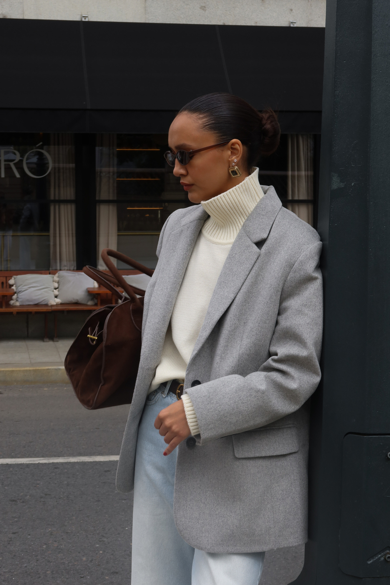 Пальто из смесовой шерсти однобортное укороченное серое