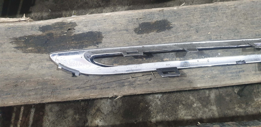 Молдинг решетки радиатора левый верхний Mercedes GLC (X253) 15-19 Б/У Оригинал A2538880185