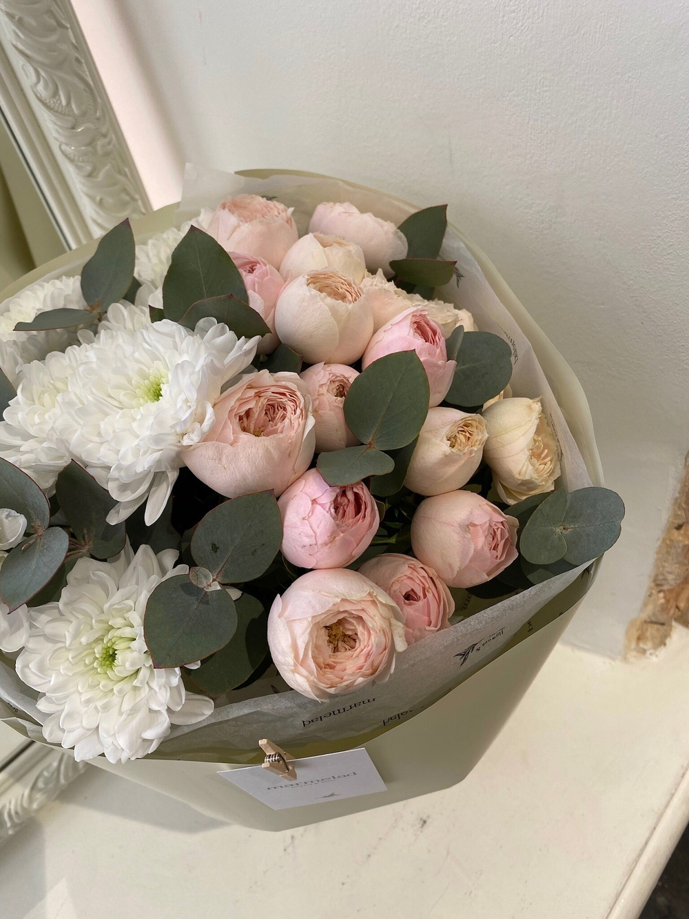 Авторский букет с хризантема, кустовая пионовидная роза и зелень эвкалипта в оформлении