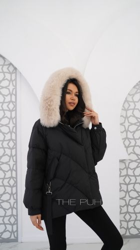 Короткий черный пуховик с контрастным меховым капюшоном