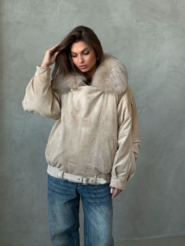 Бежевый пуховик из эко-замши с мехом песца и планкой