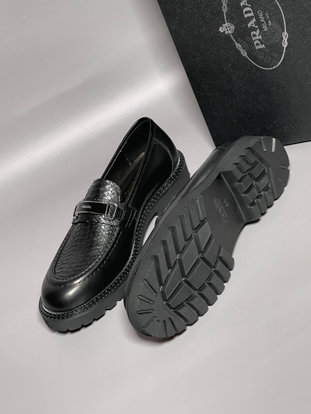 Лоферы Prada из кожи питона