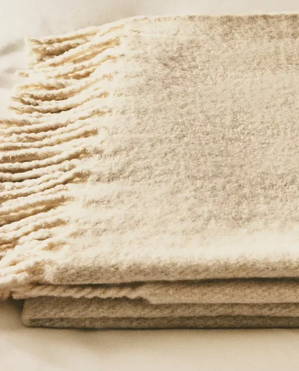 ZARA HOME ПЛЕД С БАХРОМОЙ, ЖЕЛТОВАТО-БЕЛЫЙ