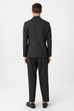 Костюм мужской классический двубортный серого цвета брюки с подворотом.
