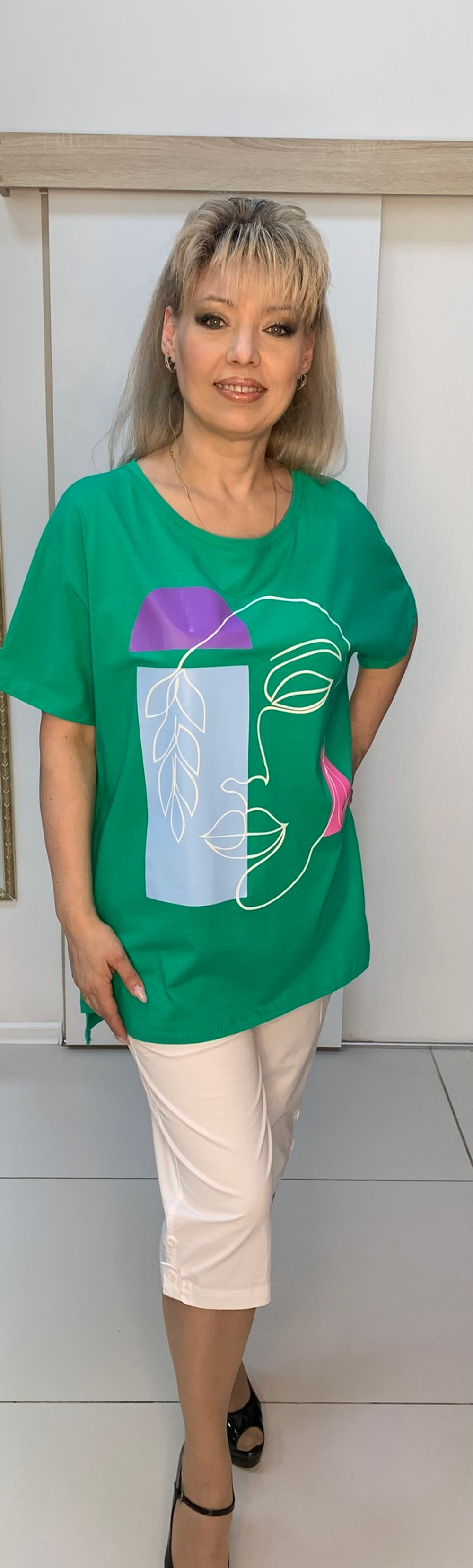 Светлая футболка-туника с оригинальным изображением