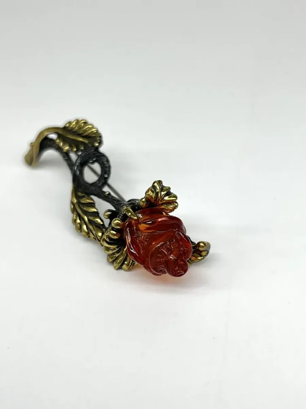 Бронзовая статуэтка на янтаре