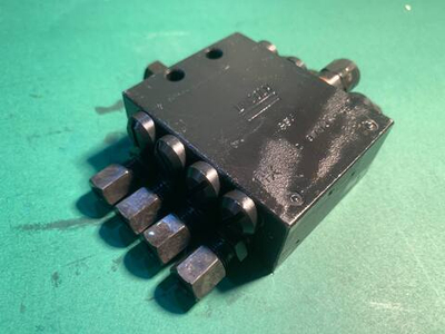 Распределитель смазки на 8 портов 2 отверстия (малый)