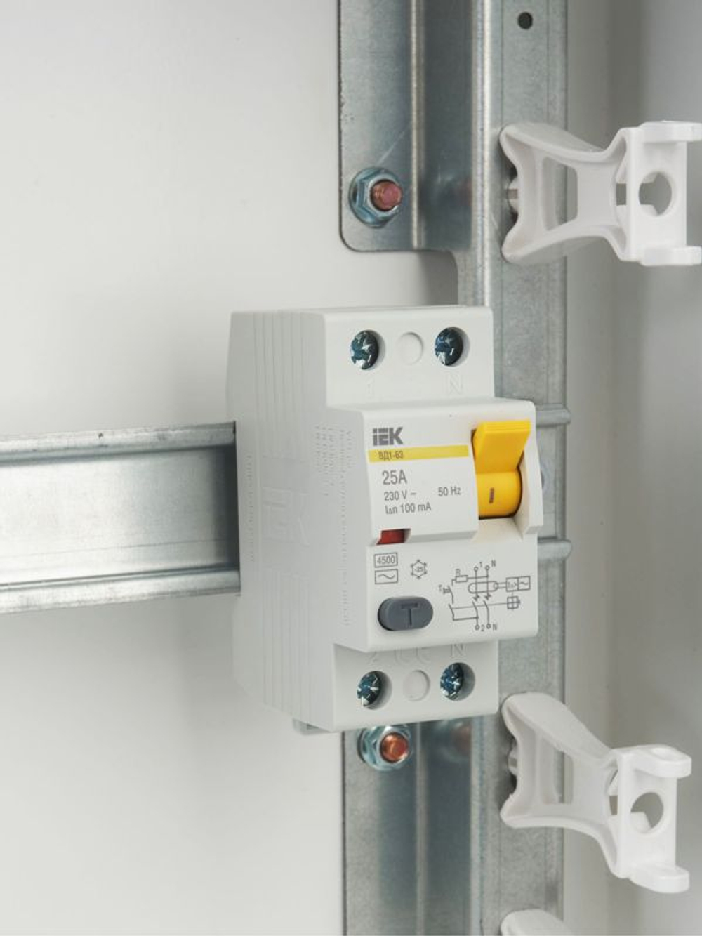 Выключатель дифференциального тока (УЗО) 2п 25А 100мА тип AC ВД1-63 KARAT IEK MDV10-2-025-100