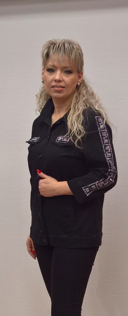 Короткий черный жакет из хлопка со стразовой отделкой