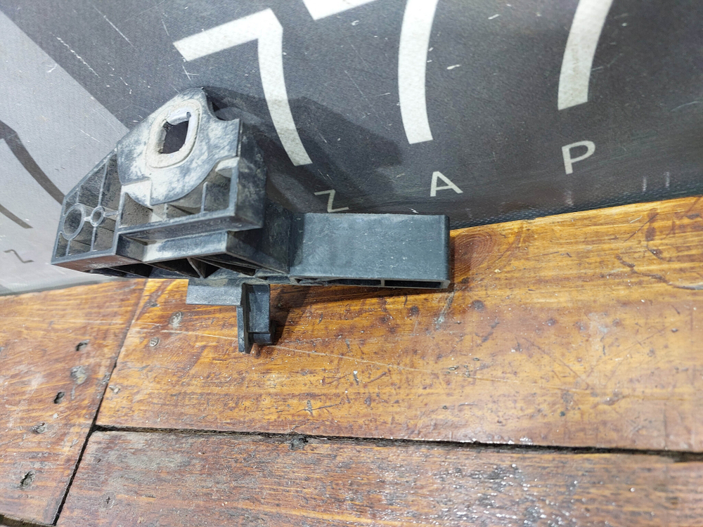 Кронштейн передней панели Mercedes C (W205) 14-23 Б/У Оригинал A2056203401