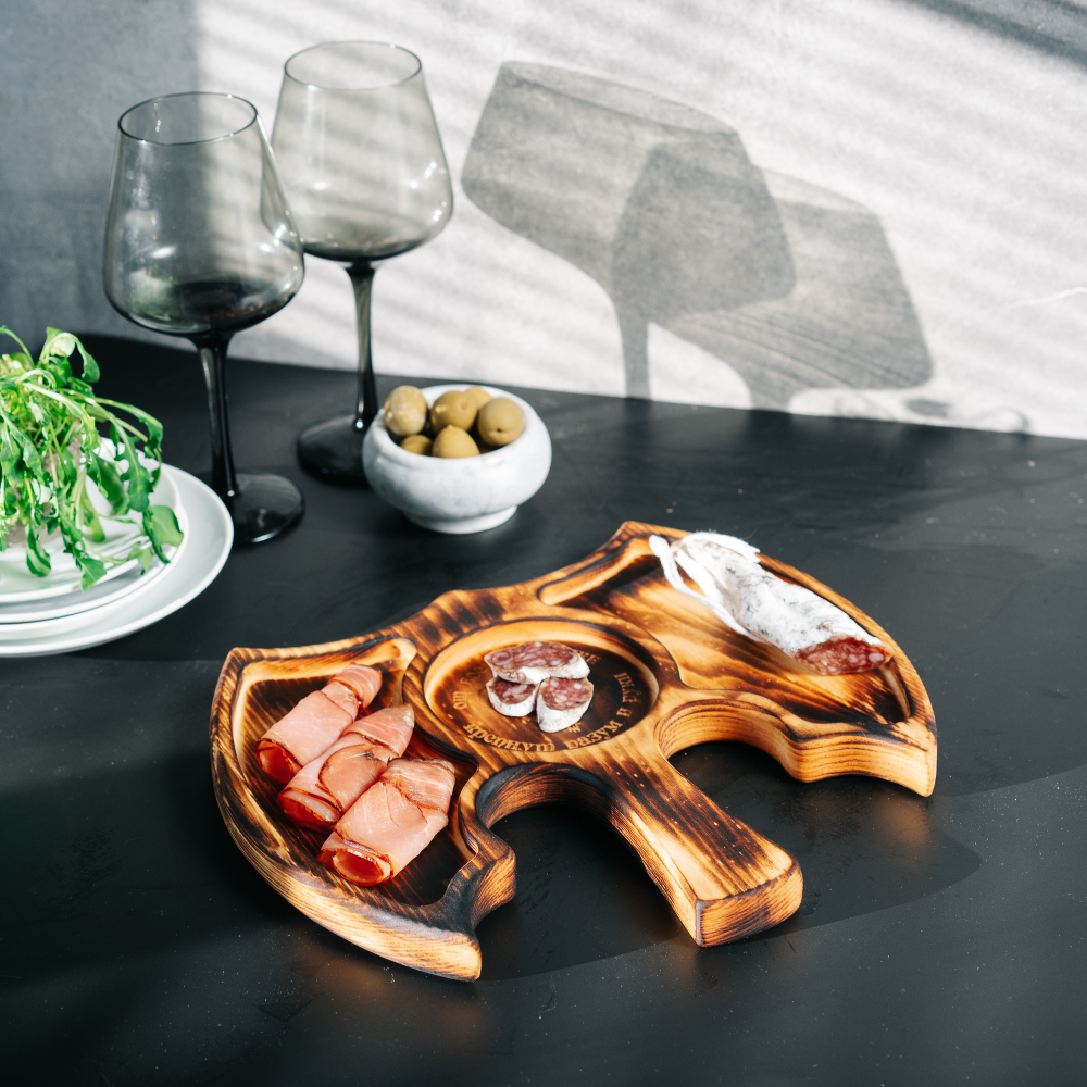 Менажница из кедра для подачи блюд и закусок с гравировкой "От военной науки крепнут разум и руки"