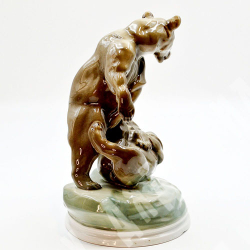 Фарфоровая скульптура Два медведя. 1920. Фарфор, глазурь. Zsolnay Pecs, Венгрия,  Автор Бела Маркуп.