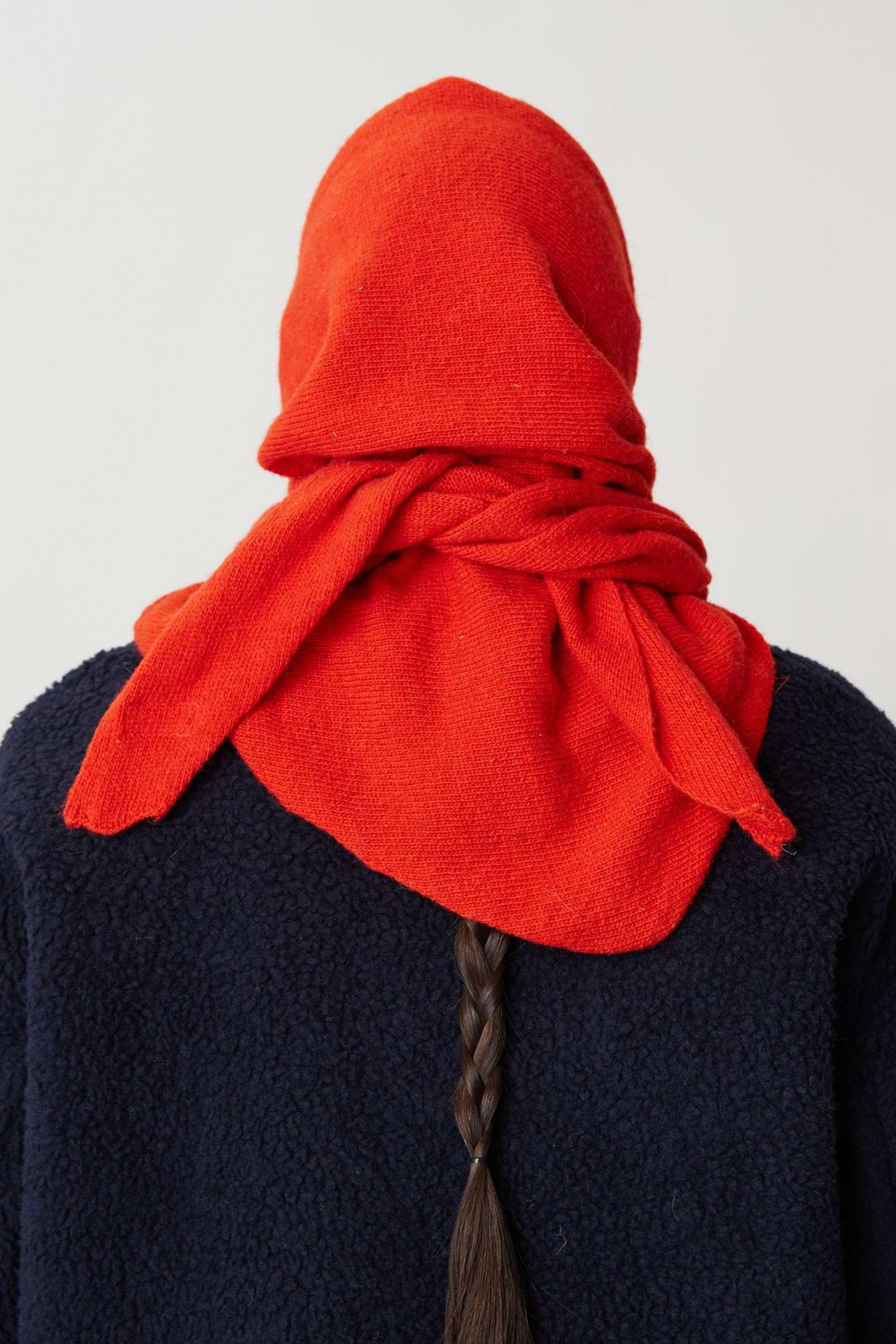 Косынка из шерсти красного цвета